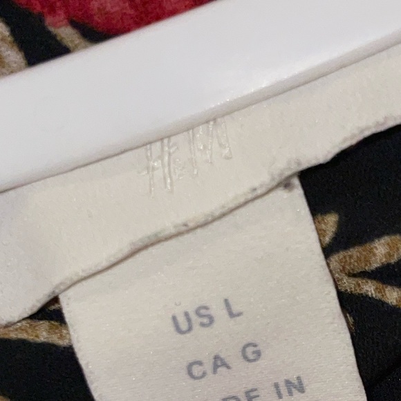 H&M Gorgeous Floral print Button Down Blouse! - Picture 11 of 11